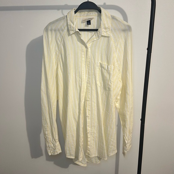 Universal Thread Tops - Universal Threads Button down, size XS.